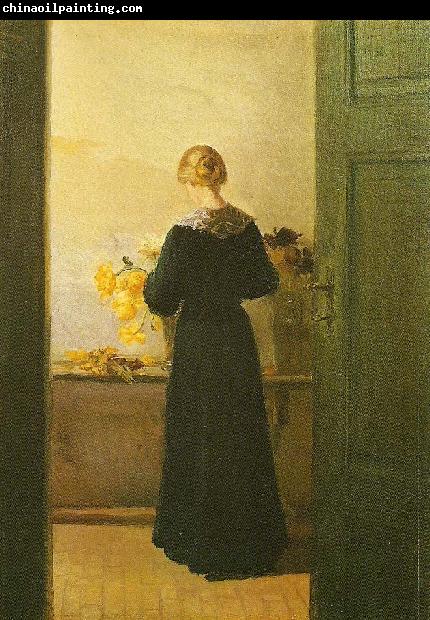 Anna Ancher en ung pige ordner blomster