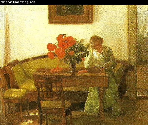 Anna Ancher valmuer pa et bord foran en lasende dame